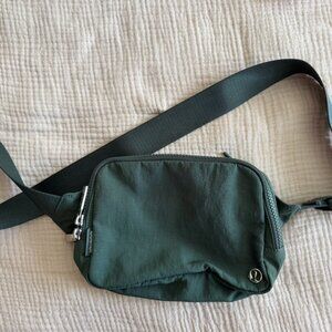 Lululemon Everywhere Belt Bag – Dark Green, One Size